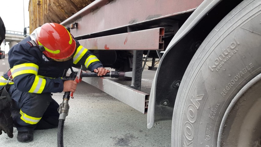 un tir a luat foc pe autostrada a4 710084 un tir a luat foc pe autostrada a4 710084