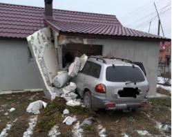 Bistrița-Năsăud O șoferiță de 18 ani a intrat cu mașina într-un imobil (galerie foto) 