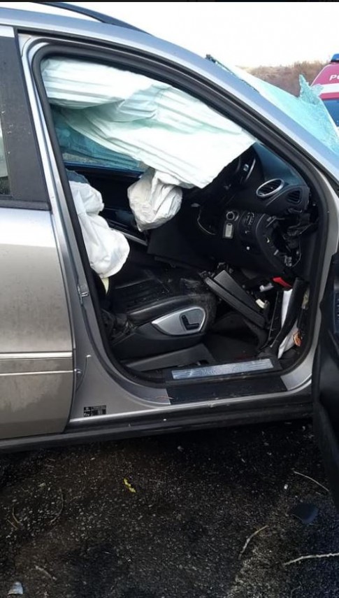 eveniment rutier pe dj 687 un autoturism s a izbit de un copac un copil de 13 ani a murit galerie foto