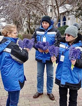 Călătoarele CT BUS, „amendate” cu flori de 1 martie 