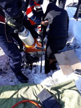 O minoră și-a blocat piciorul în grilajul unei scurgeri. Intervin pompierii (galerie foto)