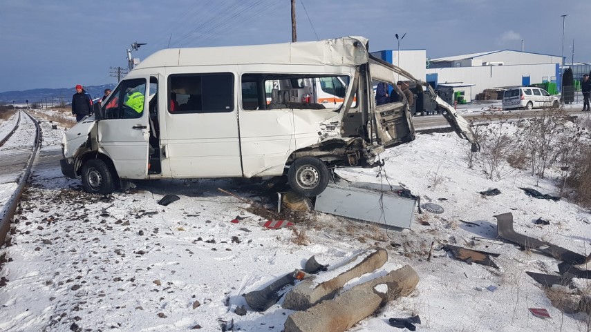 impact intre un microbuz si un tren in judetul brasov galerie foto video 711799 impact intre un microbuz si un tren in judetul brasov galerie foto video 711799