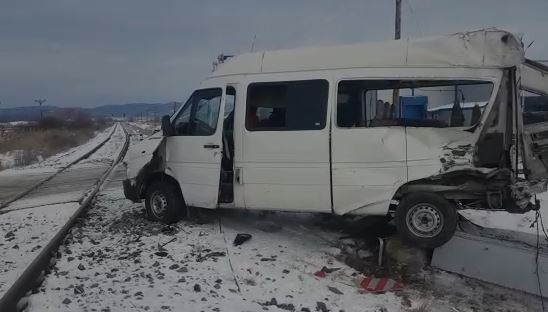 impact intre un microbuz si un tren in judetul brasov galerie foto video 711799 impact intre un microbuz si un tren in judetul brasov galerie foto video 711799