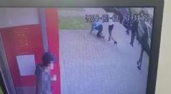 Conflictul între minorii din Mangalia, surprins de camerele video. Victima a fost lăsată inconștientă pe stradă (galerie foto + video)