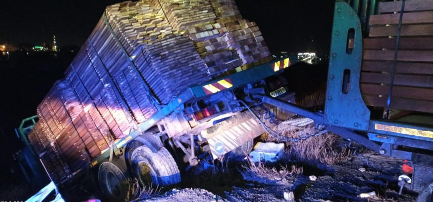 accident rutier grav camion rasturnat in sensul giratoriu de la agigea o victima 711986 accident rutier grav camion rasturnat in sensul giratoriu de la agigea o victima 711986