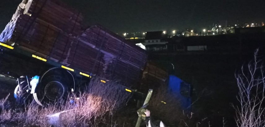 accident rutier grav camion rasturnat in sensul giratoriu de la agigea o victima 711986 accident rutier grav camion rasturnat in sensul giratoriu de la agigea o victima 711986