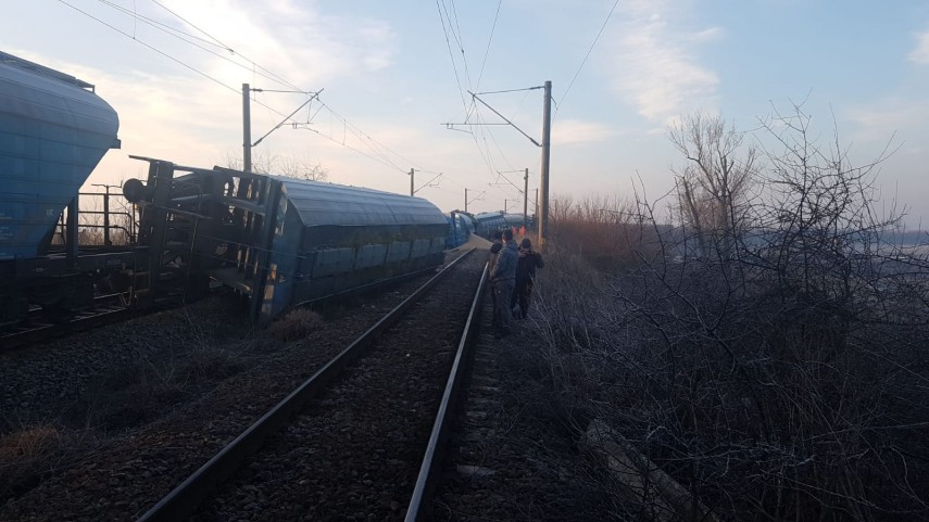 traficul feroviar intre statiile farcasele si draganesti olt inchis dupa ce un tren de marfa a deraiat traficul feroviar intre statiile farcasele si draganesti olt inchis dupa ce un tren de marfa a deraiat