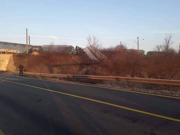 traficul feroviar intre statiile farcasele si draganesti olt inchis dupa ce un tren de marfa a deraiat traficul feroviar intre statiile farcasele si draganesti olt inchis dupa ce un tren de marfa a deraiat