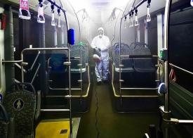 Lucrătorii Primăriei Constanța dezinfectează regulat autobuzele pentru prevenirea infectării cu noul coronavirus