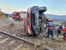 ISU Mureș Microbuz răsturnat pe calea ferată. Trafic feroviar blocat (galerie foto)