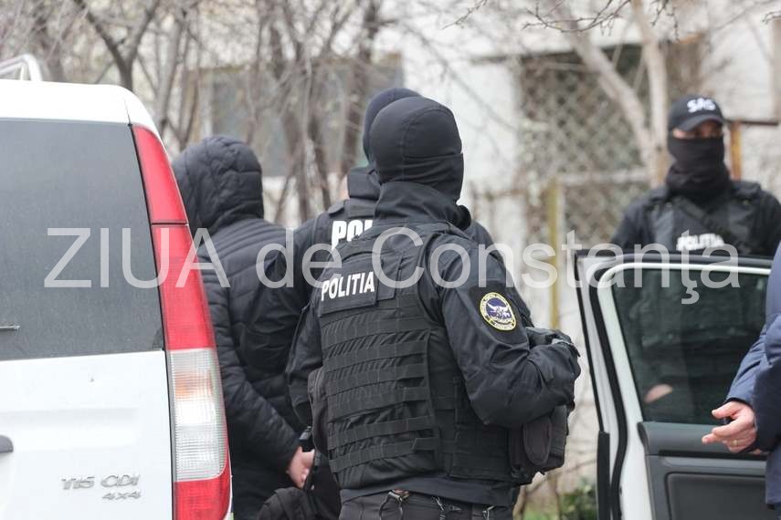 actiune in forta a mascatilor in zona ciresica din constanta mai multi politisti si mascati au intervenit actiune in forta a mascatilor in zona ciresica din constanta mai multi politisti si mascati au intervenit
