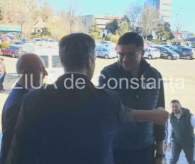 Imaginea zilei Ministrul Costel Alexe și prefectul George Niculescu, salut inedit la Constanța