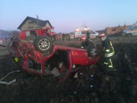 Imaginea zilei vine de la Suceava. Nu e glumă. Un şofer a ajuns cu maşina pe arătură. Cu roţile în sus 