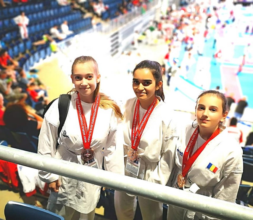karate atemi constanta in tinerete mama antrenoarelor mihaela si cristina borcanea a aparut in toate karate atemi constanta in tinerete mama antrenoarelor mihaela si cristina borcanea a aparut in toate