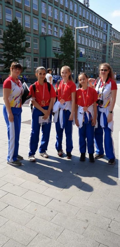 karate atemi constanta in tinerete mama antrenoarelor mihaela si cristina borcanea a aparut in toate karate atemi constanta in tinerete mama antrenoarelor mihaela si cristina borcanea a aparut in toate