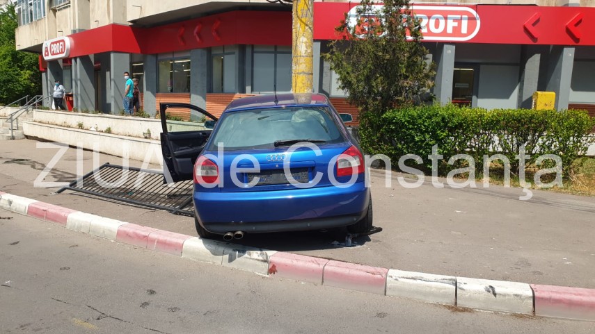 accident in constanta un audi a rupt un gard de protectie si s a oprit intr un stalp galerie foto video accident in constanta un audi a rupt un gard de protectie si s a oprit intr un stalp galerie foto video