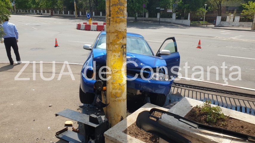 accident in constanta un audi a rupt un gard de protectie si s a oprit intr un stalp galerie foto video accident in constanta un audi a rupt un gard de protectie si s a oprit intr un stalp galerie foto video