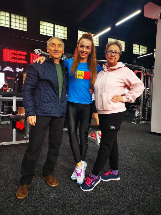 imagini rare celebrul culturist cristian mihailescu student la 20 de ani cu cine a fost coleg de camera imagini rare celebrul culturist cristian mihailescu student la 20 de ani cu cine a fost coleg de camera