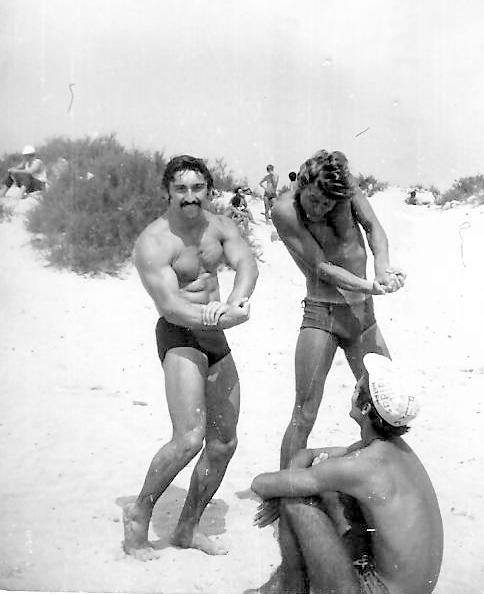 imagini rare celebrul culturist cristian mihailescu student la 20 de ani cu cine a fost coleg de camera imagini rare celebrul culturist cristian mihailescu student la 20 de ani cu cine a fost coleg de camera