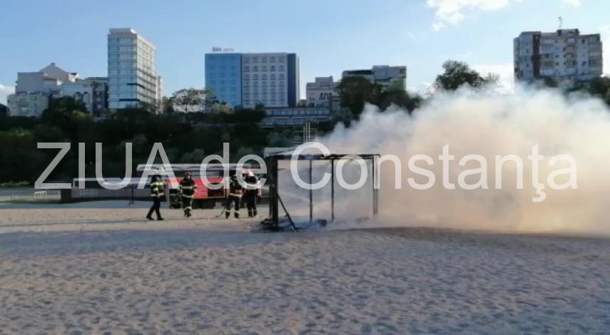 incendiu pe plaja modern din constanta intervin pompierii 719914 incendiu pe plaja modern din constanta intervin pompierii 719914
