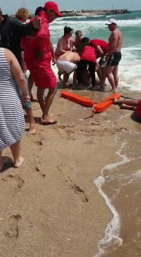 La un pas de tragedie, pe plaja Belona, pentru o pălărie Salvamarii au reușit să salveze un bărbat. Imagini grăitoare (galerie foto + video) 