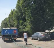 Constănțeanul supărat În municipiul de la malul mării, spațiile verzi se irigă cu un camion și un furtun!