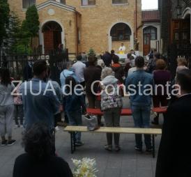 Astăzi se sfinţesc crinii. Mare sărbătoare la biserica Sfântul Anton de Padova din Constanţa (galerie foto)