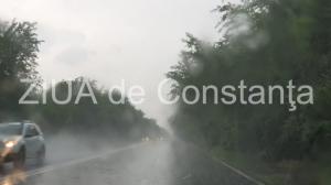 Ploi torențiale și vânt puternic PompieriI intervin pentru degajarea copacilor căzuţi pe carosabil și a stâlpilor de iluminat prăbuşiţi