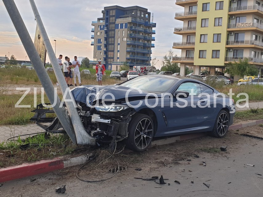 accident in mamaia un bmw foarte scump a intrat intr un stalp soferul nu a fost gasit 722112 accident in mamaia un bmw foarte scump a intrat intr un stalp soferul nu a fost gasit 722112