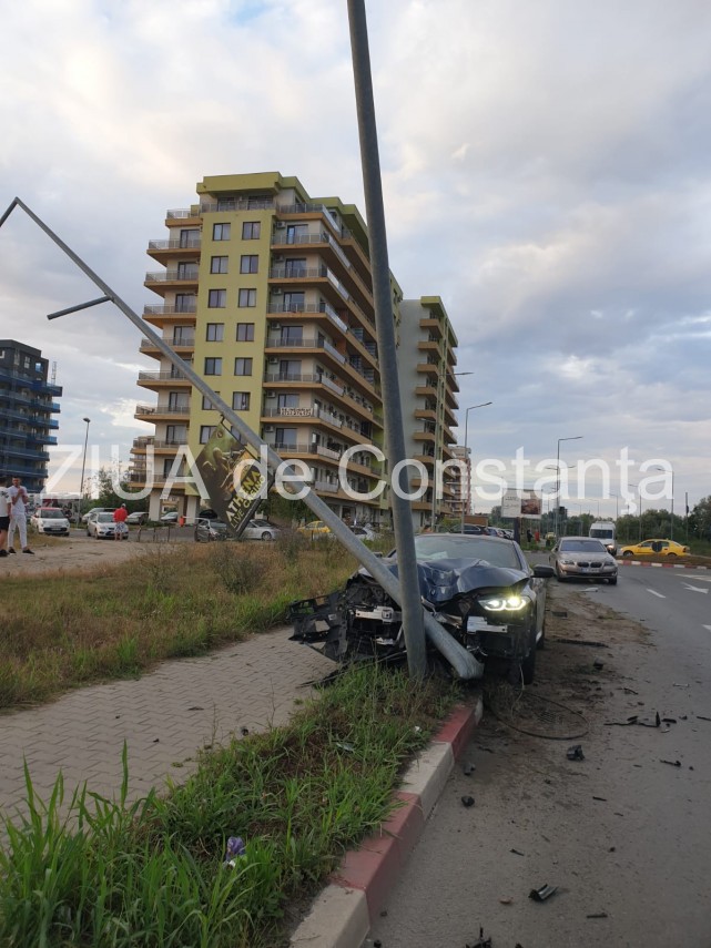 accident in mamaia un bmw foarte scump a intrat intr un stalp soferul nu a fost gasit 722112 accident in mamaia un bmw foarte scump a intrat intr un stalp soferul nu a fost gasit 722112