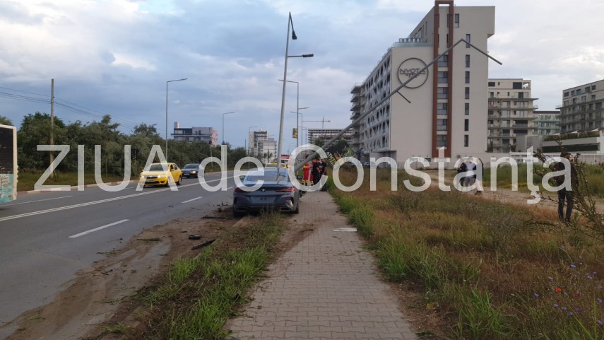 accident in mamaia un bmw foarte scump a intrat intr un stalp soferul nu a fost gasit 722112 accident in mamaia un bmw foarte scump a intrat intr un stalp soferul nu a fost gasit 722112