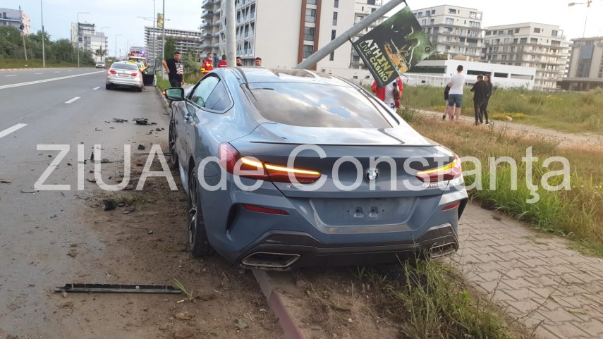 accident in mamaia un bmw foarte scump a intrat intr un stalp soferul nu a fost gasit 722112 accident in mamaia un bmw foarte scump a intrat intr un stalp soferul nu a fost gasit 722112