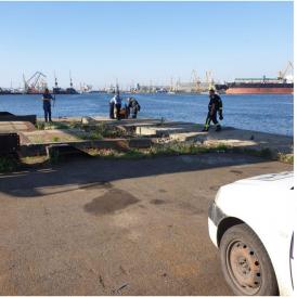 Persoană căzută în apă, în Dana 7 a Portului Constanța. Intervin echipajele ISU  