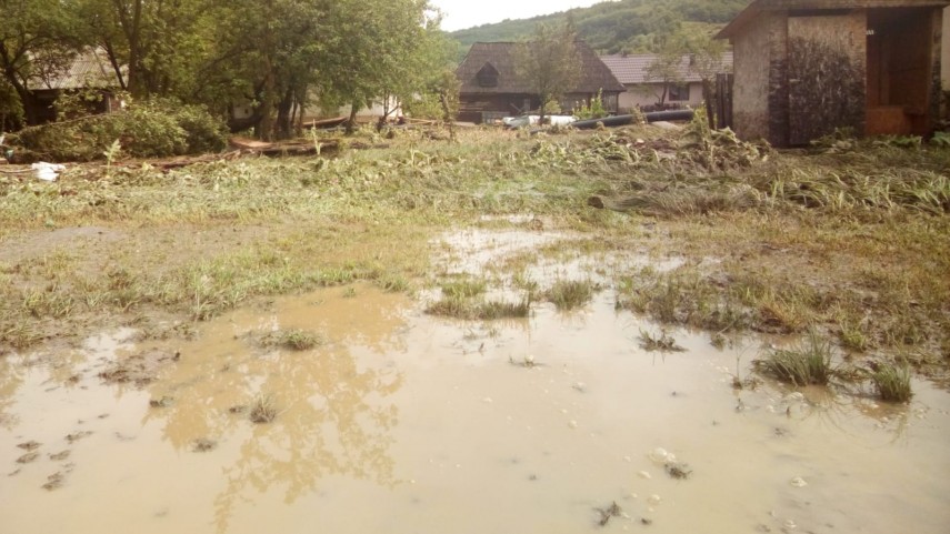 judetul maramures la salistea de sus o suta de gospodarii au ramas izolate din cauza surparii carosabilului judetul maramures la salistea de sus o suta de gospodarii au ramas izolate din cauza surparii carosabilului