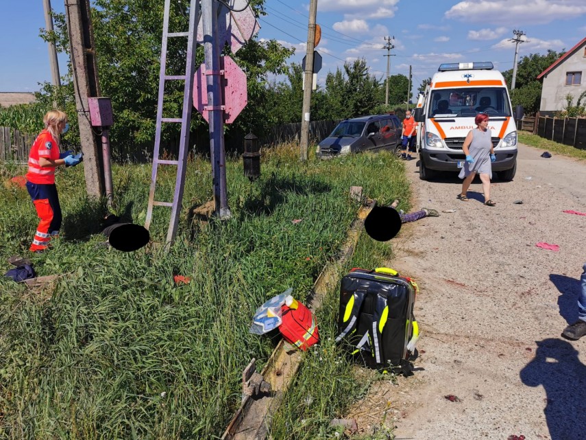 judetul bacau trei morti si doua persoane ranite dupa ce un autoturism a fost lovit de tren la dumbrava judetul bacau trei morti si doua persoane ranite dupa ce un autoturism a fost lovit de tren la dumbrava