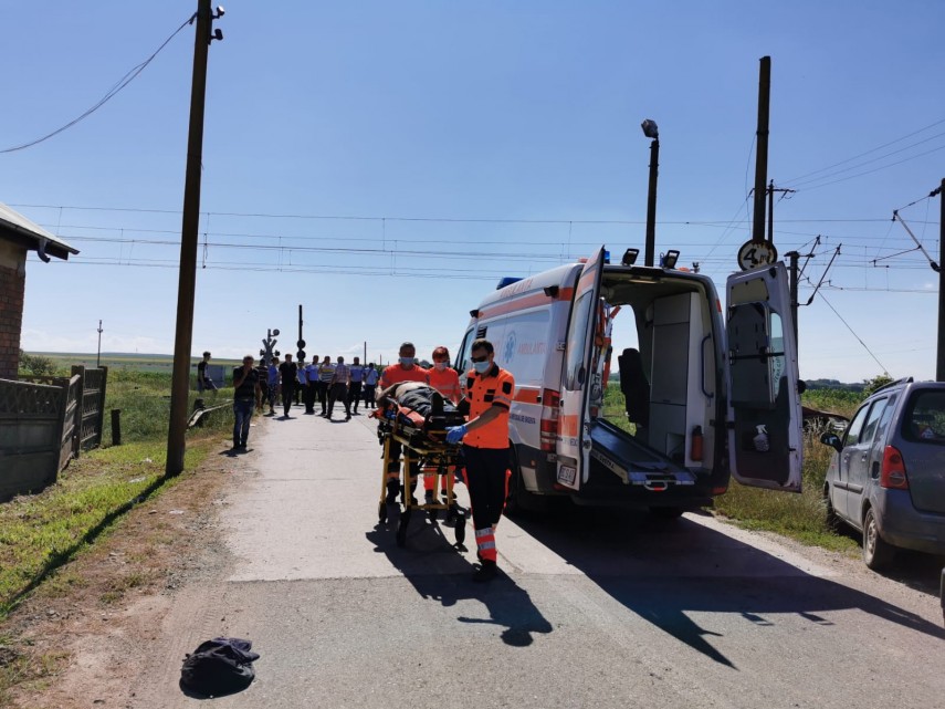 judetul bacau trei morti si doua persoane ranite dupa ce un autoturism a fost lovit de tren la dumbrava judetul bacau trei morti si doua persoane ranite dupa ce un autoturism a fost lovit de tren la dumbrava