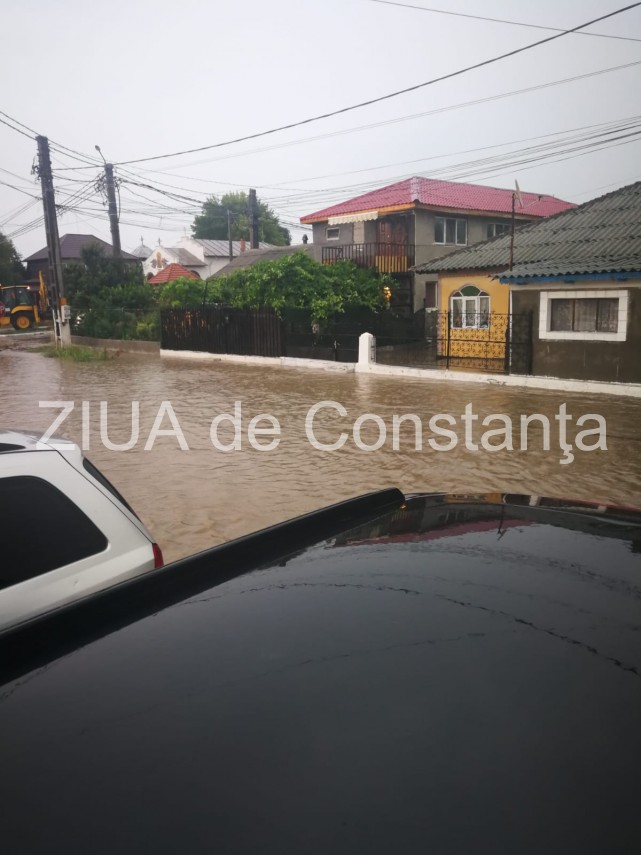 a plouat torential in tuzla au fost inundate drumurile din localitatea constanteana imagini din noua