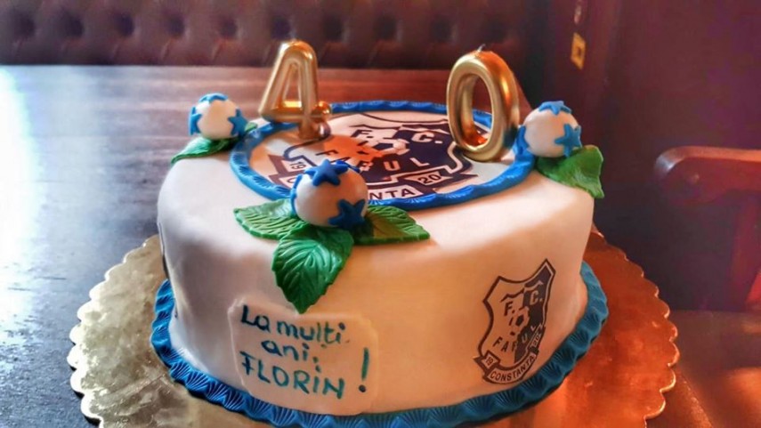 tort special fostul jucator al fc farul florin lungu a ajuns la 40 de ani moment aniversar alaturi de tort special fostul jucator al fc farul florin lungu a ajuns la 40 de ani moment aniversar alaturi de