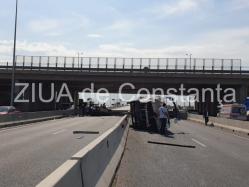 Accident rutier în Constanța. Un autoturism care tracta o barcă s-a răsturnat (galerie foto+video)   