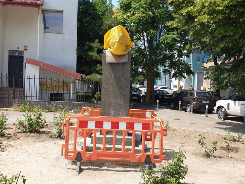 constantaestebine sculptorul razvan paul mihaescu a donat constantei bustul maestrului jean constantin constantaestebine sculptorul razvan paul mihaescu a donat constantei bustul maestrului jean constantin