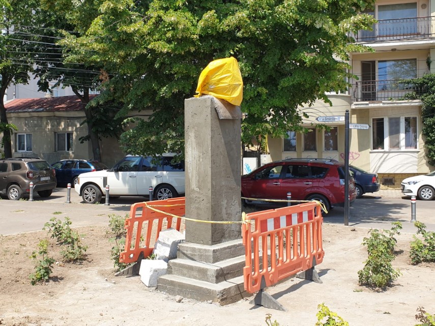 constantaestebine sculptorul razvan paul mihaescu a donat constantei bustul maestrului jean constantin constantaestebine sculptorul razvan paul mihaescu a donat constantei bustul maestrului jean constantin