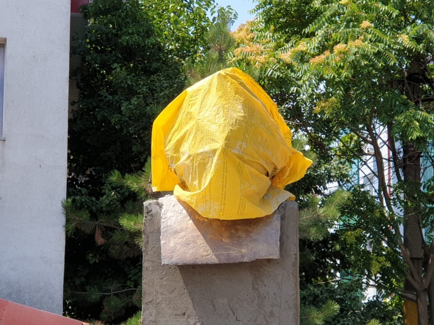 constantaestebine sculptorul razvan paul mihaescu a donat constantei bustul maestrului jean constantin constantaestebine sculptorul razvan paul mihaescu a donat constantei bustul maestrului jean constantin