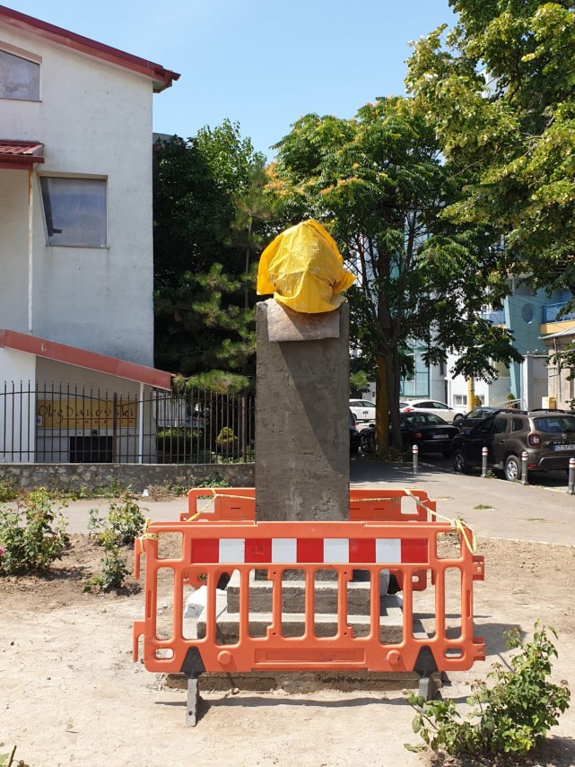 constantaestebine sculptorul razvan paul mihaescu a donat constantei bustul maestrului jean constantin constantaestebine sculptorul razvan paul mihaescu a donat constantei bustul maestrului jean constantin