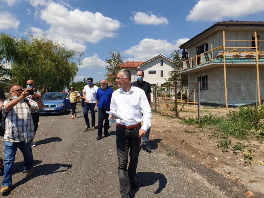 strada cu strada schimbam romania candidatul usr plus stelian ion locuitorii din cartierul veterani din strada cu strada schimbam romania candidatul usr plus stelian ion locuitorii din cartierul veterani din