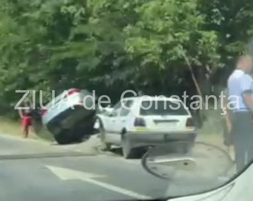 cascadorii neintentionate pe dn39 o masina a zburat in afara partii carosabile galerie foto si video cascadorii neintentionate pe dn39 o masina a zburat in afara partii carosabile galerie foto si video