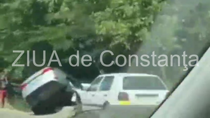 cascadorii neintentionate pe dn39 o masina a zburat in afara partii carosabile galerie foto si video cascadorii neintentionate pe dn39 o masina a zburat in afara partii carosabile galerie foto si video