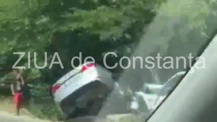 cascadorii neintentionate pe dn39 o masina a zburat in afara partii carosabile galerie foto si video cascadorii neintentionate pe dn39 o masina a zburat in afara partii carosabile galerie foto si video