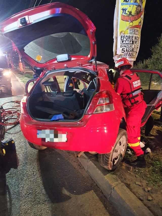 acccident rutier intre eforie nord si eforie sud un autoturism a intrat in stalp doua victime incarcerate acccident rutier intre eforie nord si eforie sud un autoturism a intrat in stalp doua victime incarcerate