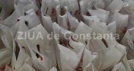 Sute de pachete, împărțite de Asociaţia „Suflete deschise” către nevoiașii constănțeni, cu prilejul Adormirii Maicii Domnului