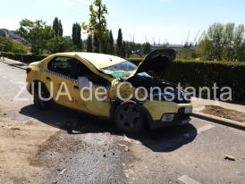 Accident neobișnuit în Constanța, la Poarta 1. O dubiță s-a prăbușit peste un taxi. Circulația, îngreunată (galerie foto și video)    